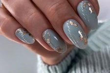 12 gorgeous light blue nails with gold foil is a very chic and refined idea for spring or summer