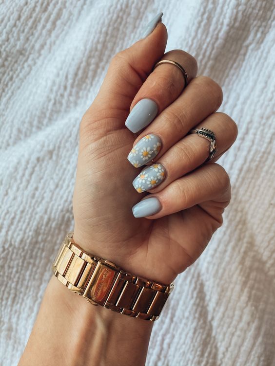 light blue nails with painted camomiles are a very delicate and lovely solution for spring