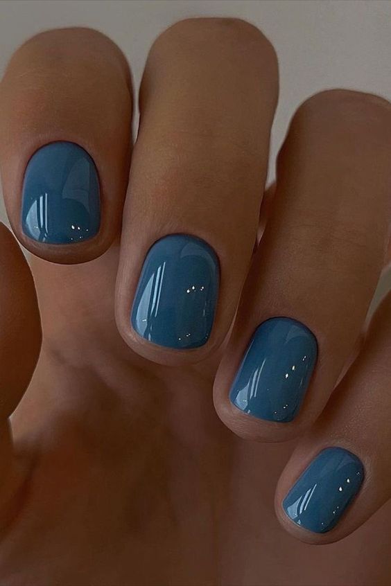 beautiful cool-toned blue nails with a glossy finish are an amazing idea for 2022