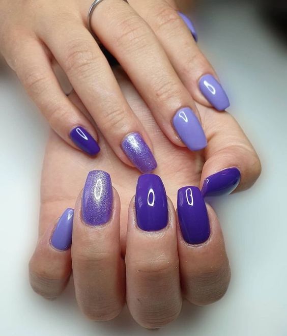 pretty Very Peri nails, with an ombre effect and a bit of glitter will add a trendy touch to your look