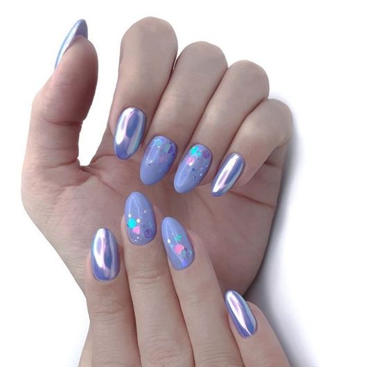 fantastic Very Peri nails with colorful polka dots paired up with  holographic ones are wow