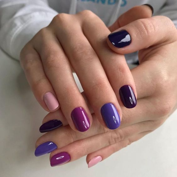a bright multi-colored manicure in the shades of purple and pink is a pretty idea for the fall
