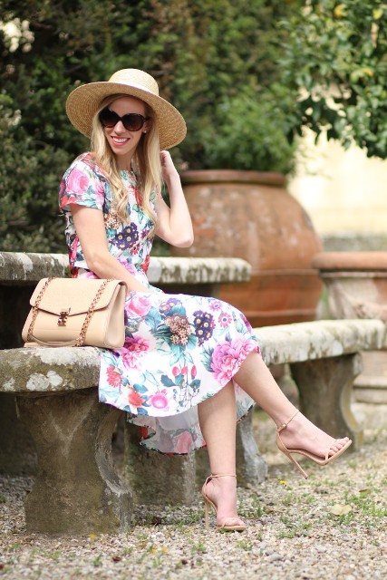 With floral printed short sleeved midi dress, sunglasses, beige chain strap bag and beige high heels
