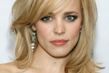 blonde medium length hair with honey highlights and side-swept bangs is a gorgeous and timeless idea
