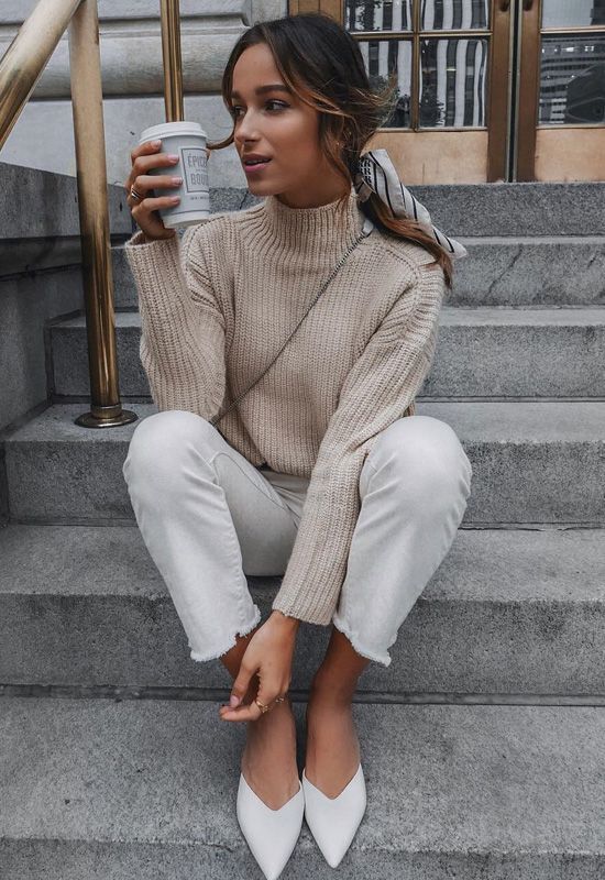a neutral ribbed sweater, white jeans and elegant white shohes plus a crossbody bag and a hair tie