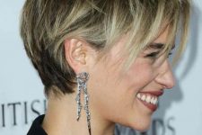 11 Emilia Clarke rocking a bixie, with a darker root and a blonde balayage looks daring, girlish and very fresh