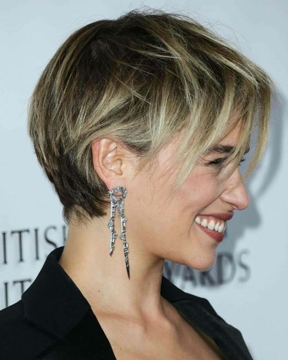 Emilia Clarke rocking a bixie, with a darker root and a blonde balayage looks daring, girlish and very fresh