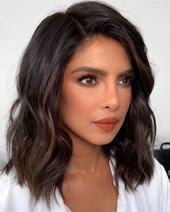 Priyanka Chopra wearing a shoulder-length bob with much volume, a bit of caramel highlights and waves looks wow