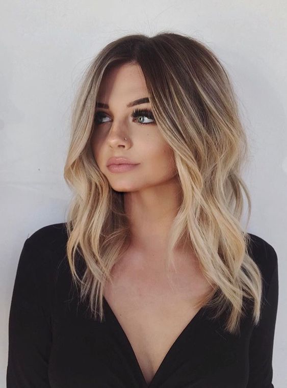 lovely wavy blonde hair with a dark root is a chic and stylish idea that looks more natural than usual blonde