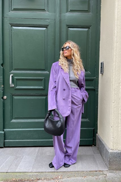 With light gray and gray turtleneck, sunglasses, black leather bag, black shoes and lilac loose trousers