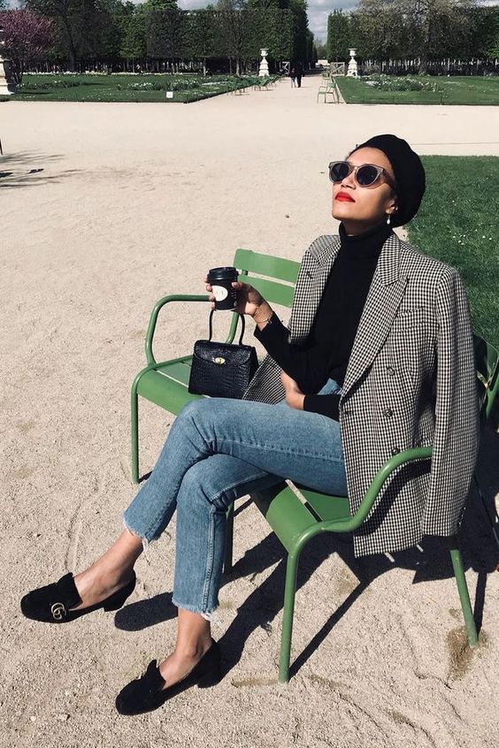 a Parisian style look with a black turtleneck, blue cropped jeans, black vintage-style shoes, a tweed blazer and a black bag