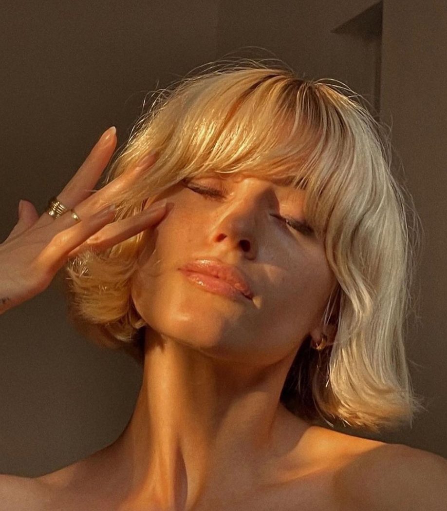 beautiful creamy blonde shade on a boy bob haircut means having two trends at a time, and waves and bangs add interest