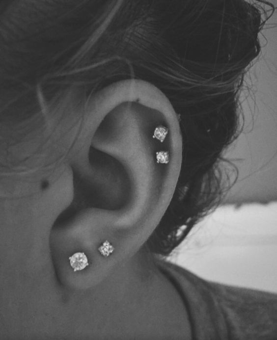 a refined ear look with a double helix piercing and a double lobe one, with all-matching stud earrings is a timeless idea