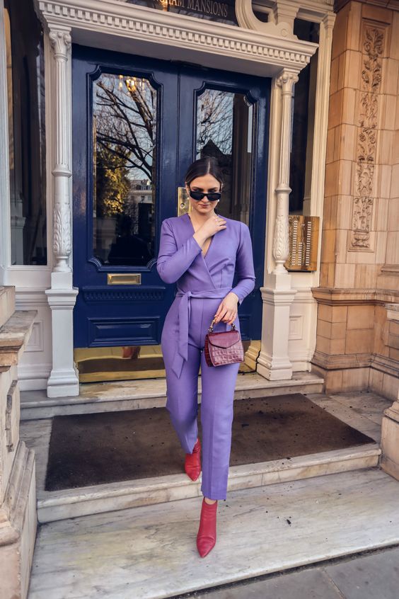 a Very Peri jumpsuit, red boots and a small red bag are a bold and chic combo for work or for some special occasion in spring