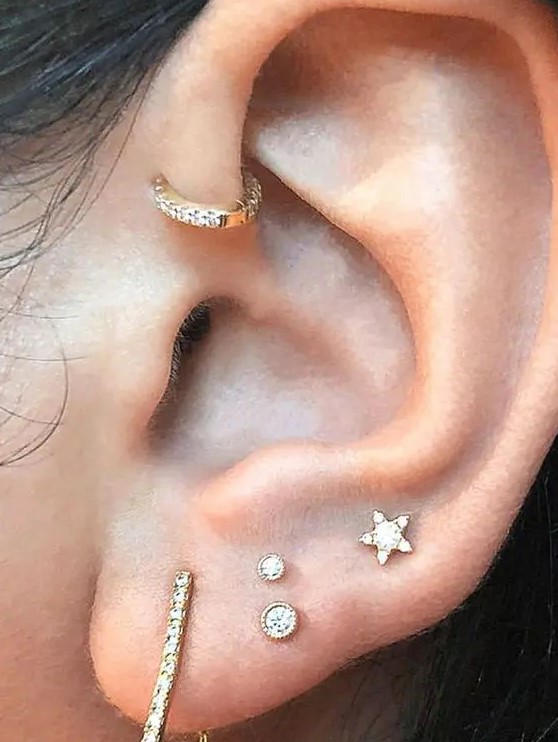 chic glam ear styling with a stacked lobe piercing and a single hoop in the forward helix is a very cool idea to rock