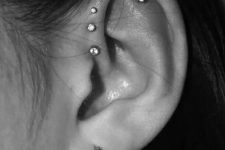 21 stylish stacked piercings – stacked foward helix ones plus an upper helix one and a lobe piercing are lovely