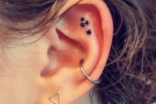 37 beautiful and ultra-modern ear styling with a lobe, conch and double flat piercing, with some studs and a hoop