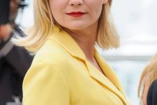 Kirsten Dunst’s highlighted hair had been styled into a deep side parting and beautiful curtain bangs looks gorgeous