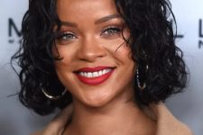 Rihanna’s wet-look bob features a few shorter pieces that hit around the apples of her cheeks, adding dimension to a mostly single-length cut