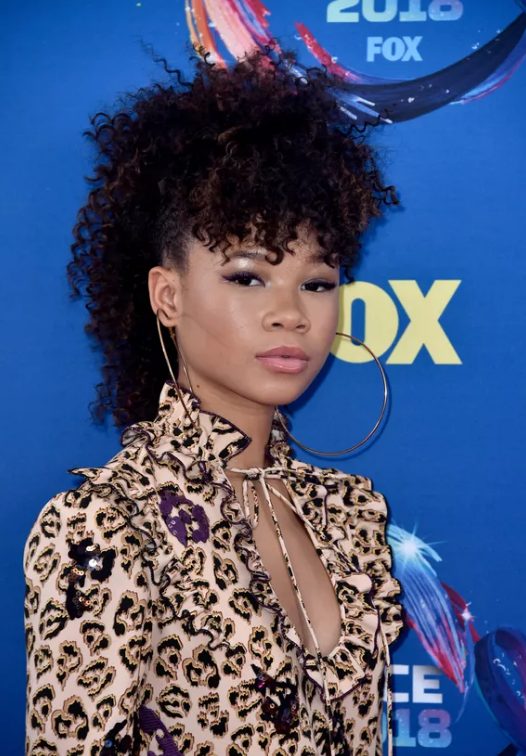 Storm Reid's curly faux-hawk is such a unique way to style medium-length or long curls, the choppy fringed pieces at the front create a longer bang that falls just past her eyebrows