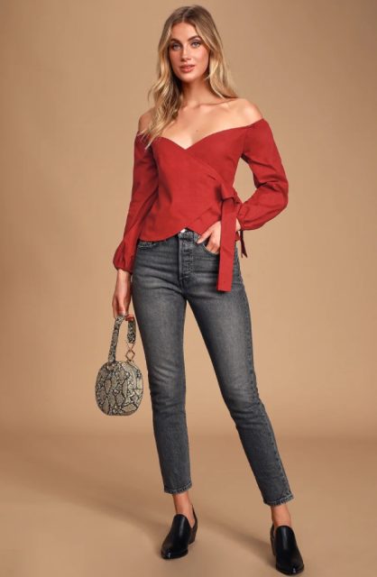 With dark gray skinny cropped jeans, snake printed rounded bag and black leather low heel shoes
