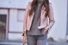 With gray loose turtleneck sweater, gray skinny jeans, beige leather tote bag and mirrored sunglasses