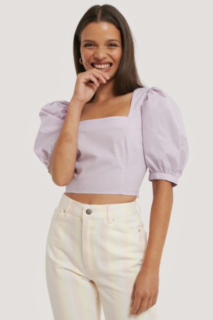 With pastel colored striped high-waisted trousers