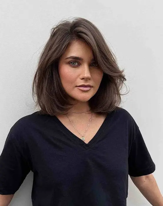 a brown long bob with side bangs, messy waves and a lot of volume is a chic and lovely idea to rock