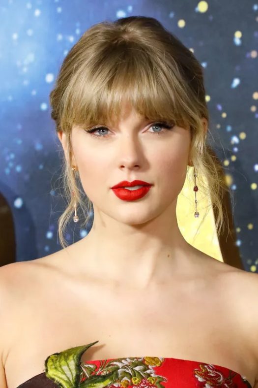 full and fluffy fringe is a great way to beef up fine hair, and Taylor Swift does it in a perfect way