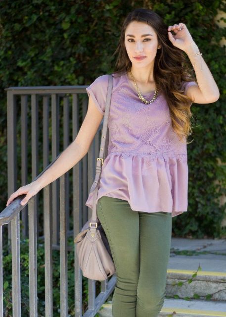 With beige leather bag, golden necklace and olive green skinny pants