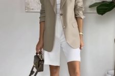 a pretty office look for spring or summer, with a white top, white Bermuda shorts, an oversized beige blazer, nude heels and a taupe bag