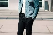 a relaxed summer look with a white t-shirt, a light blue denim jacket, black pants and white sneakers