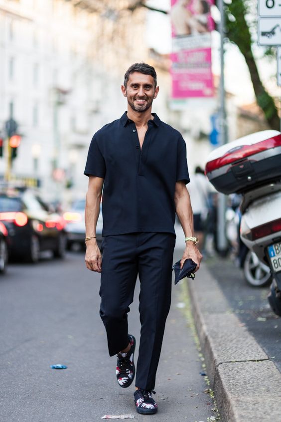 a total black look with a short sleeved linen shirt, trousers, black snakers with colorful tops is a lovely idea for spring