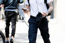 a very simple and contrasting look with a white t-shirt, navy jeans, white trainers, grey socks and a black backpack