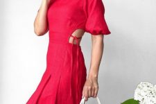 02 a beautiful summer brunch look with a red dress with side cutouts, a high neckline and short sleeves and a white tote