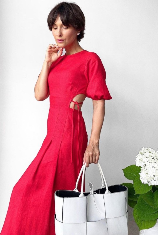 a beautiful summer brunch look with a red dress with side cutouts, a high neckline and short sleeves and a white tote