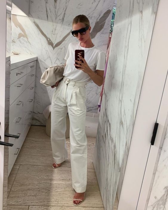 a simple neutral look with a white t-shirt, neutral pants, white minimalist shoes and a neutral clutch is all you need for summer