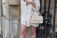 41 a creamy shirtdress, white dad sandals, a creamy bag and a bright hair tie for a hot summer day