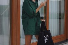 42 a dark green shirtdress, white socks, white trainers, a black tote bag are a nice solution for a modern wedding