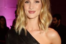 Rosie Huntington-Whiteley wearing a beautiful wavy clavicut, done in a lovely warm shade of blonde