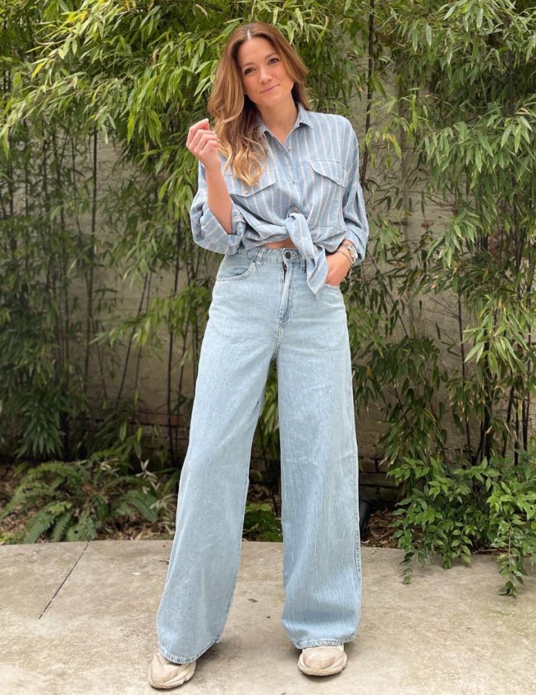 a comfy casual look with a blue striped knotted shirt, blue flare jeans and neutral trainers is always a good idea for spring and summer