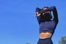 a navy workout set with a crop top with long sleeves and biker shorts is a cool idea that looks stylish