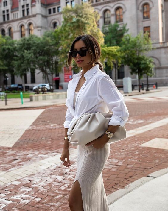 a neutral knit dress with a side slit, a white knotted shirt, a creamy clutch are a nice combo for a romantic summer look