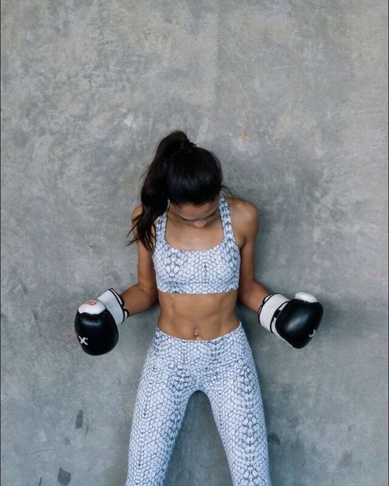 a printed white sport set of a crop top and leggings is a cool and eye catchy idea for a gym