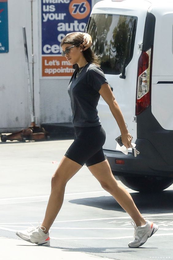 a simple workout look with a black t-shirt, black biker shorts and grey trainers is a lovely idea to rock