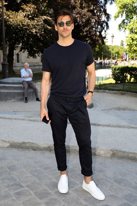 a total black look with a t-shirt and pants plus white sneakers to refresh the outfit and make it look cooler