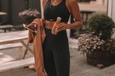 a total black sport look with a sport bra top and leggings plus trainers is perfect for many kinds of sport