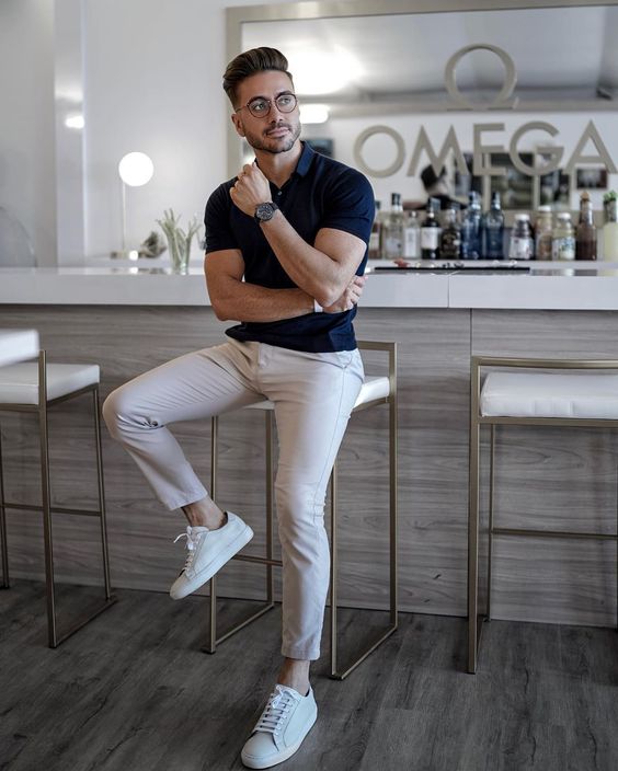 an elegant look with a navy polo shirt, neutral pants and white sneakers always works for a date that isn't very relaxed