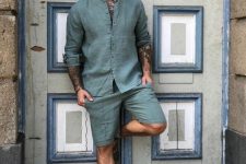 if you don’t know what to wear, choose a ready set like here – a green linen shirt and shorts plus grey birkenstocks