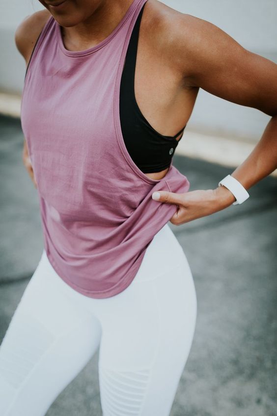 white leggings, a black sport bra and a pink top over it is a simple and very effective look for workouts